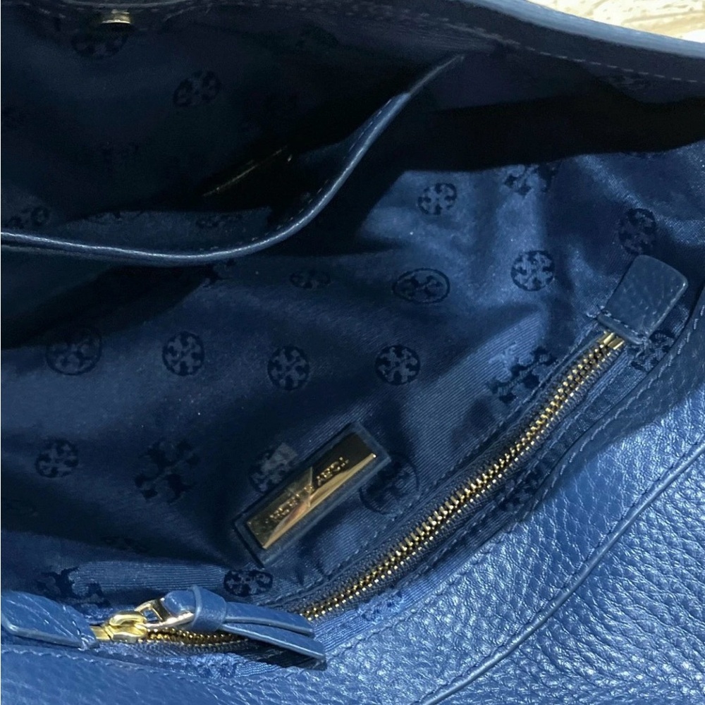 Elegant navy blue Leather Tory Burch bag with gold hardware - Picture 3 of 6